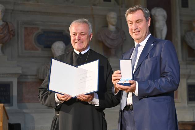 Abt emeritus Wolfgang Maria HAGL, Markus SOEDER (Ministerpraesident Bayern und CSU Vorsitzender). Verleihung Bayerischer Verdienstorden im Antiquariat der Residenz in Muenchen am 10.07.2024