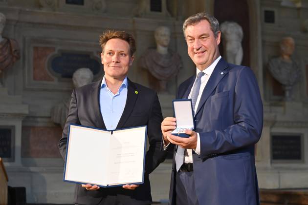 Ludwig HARTMANN (Politiker Buendnis90 DieGruenen), Markus SOEDER (Ministerpraesident Bayern und CSU Vorsitzender). Verleihung Bayerischer Verdienstorden im Antiquariat der Residenz in Muenchen am 10.07.2024