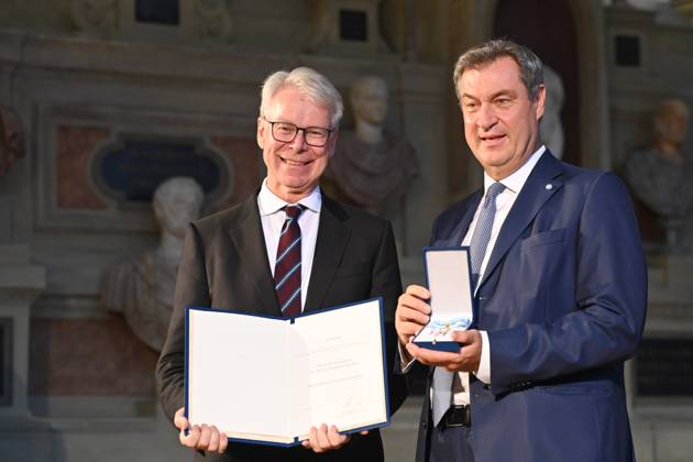 Dr. Hans Joachim HESSLER, (Praesident Bayerischer Verfassungsgerichtshof), Markus SOEDER (Ministerpraesident Bayern und CSU Vorsitzender). Verleihung Bayerischer Verdienstorden im Antiquariat der Residenz in Muenchen am 10.07.2024