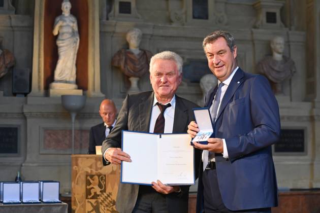Sepp MAIER (Ex Fussball Torwart), Markus SOEDER (Ministerpraesident Bayern und CSU Vorsitzender). Verleihung Bayerischer Verdienstorden im Antiquariat der Residenz in Muenchen am 10.07.2024