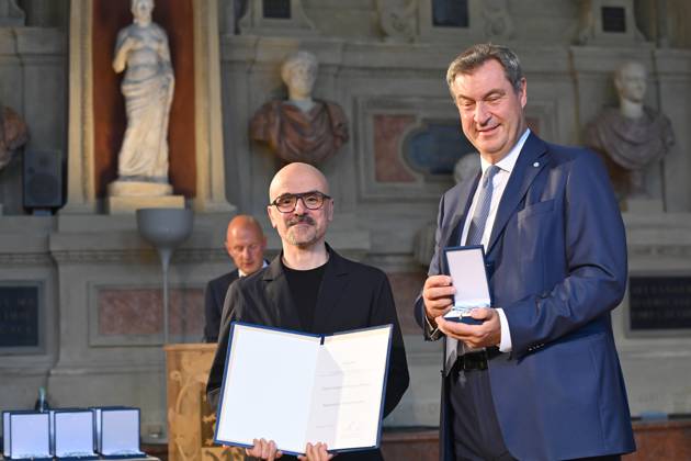 Goyo MONTERO (Taenzer und Choreograph), Markus SOEDER (Ministerpraesident Bayern und CSU Vorsitzender). Verleihung Bayerischer Verdienstorden im Antiquariat der Residenz in Muenchen am 10.07.2024