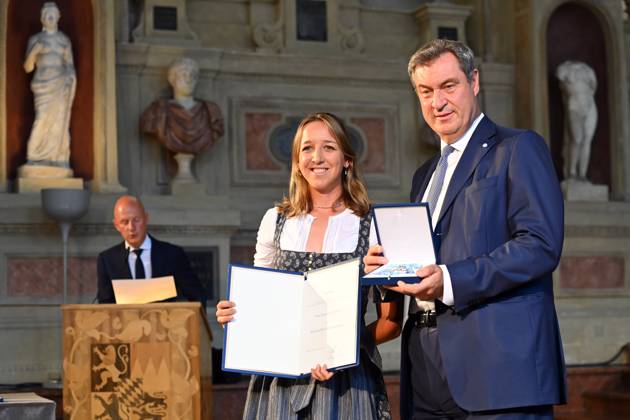 Franziska PREUSS (Ex Biathletin), Markus SOEDER (Ministerpraesident Bayern und CSU Vorsitzender). Verleihung Bayerischer Verdienstorden im Antiquariat der Residenz in Muenchen am 10.07.2024