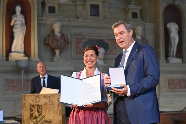 Traudi SIFERLINGER (Volksmusikerin), Markus SOEDER (Ministerpraesident Bayern und CSU Vorsitzender). Verleihung Bayerischer Verdienstorden im Antiquariat der Residenz in Muenchen am 10.07.2024