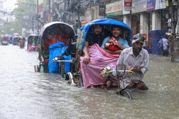 Bilder des Jahres 2024, News 07 Juli News Themen der Woche KW28 News Bilder des Tages July 12, 2024, Dhaka, Bangladesh: Commuters wade through a waterlogged road after heavy rainfall in Dhaka, Bangladesh, 12 July 2024. It has been raining heavily and non-stop in Dhaka since 6:00 am. Roads in several areas of the city have been inundated. There is waist-high water in these roads. Pedestrians are suffering immensely. Dhaka Bangladesh - ZUMAd117 20240712_fap_d117_006 Copyright: xSuvraxKantixDasx