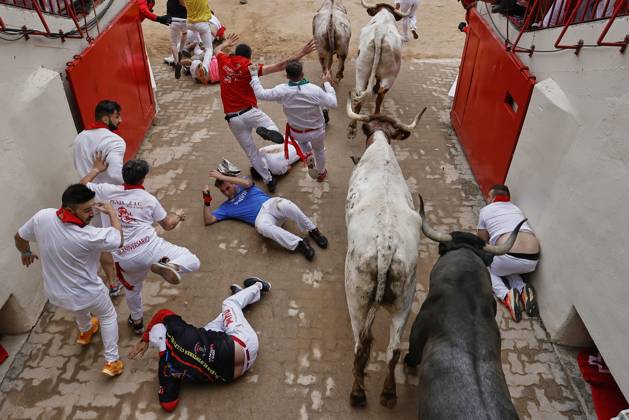 Bilder des Jahres 2024, News 07 Juli News Themen der Woche KW28 News Bilder des Tages July 13, 2024, Pamplona, Navarre, Spain: People take part in the traditional encierro (bull-run) of the San Fermin Festival in Pamplona, Spain on July 13, 2024. The bull-running fiesta is held annually from 06 to 14 July in commemoration of the city s patron saint. Visitors from all over the world attend the festival. Many of them physically participate in the highlight event - the running of the bulls, or encierro - where they attempt to outrun the animals along a route through the narrow streets of Pamplona s old city. Pamplona Spain - ZUMAa206 20240713_zsp_a206_002 Copyright: xRubenxAlbarranx