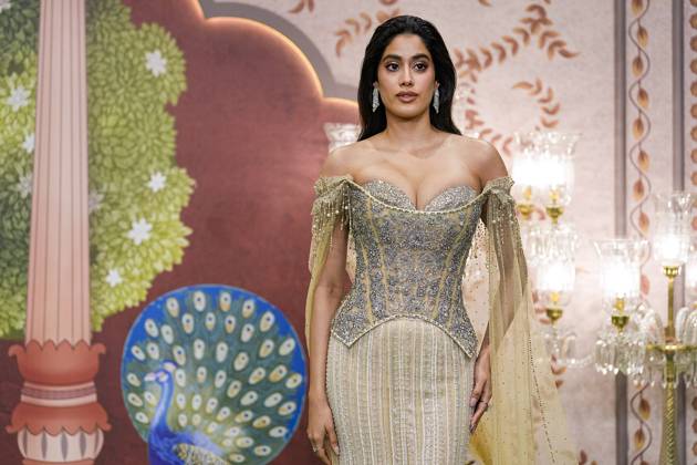 Anant-Radhika s post wedding ceremony Mumbai: Actor Janhvi Kapoor poses for photos upon her arrival to attend Anant Ambani and Radhika Merchant s post wedding ‘Blessing Ceremony’, in Mumbai, Saturday, July 13, 2024. (PTI Photo Kunal Patil) (PTI07_13_2024_000272A) Mumbai Maharashtra India Copyright: xKunalxPatilx (PTI07_13_2024_000272A)
