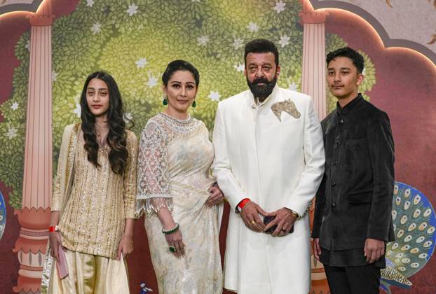 Anant-Radhika s post wedding ceremony Mumbai: Actor Sanjay Dutt, wife Manyata Dutt and other family members pose for photos upon their arrival to attend Anant Ambani and Radhika Merchant s post wedding ‘Blessing Ceremony’, in Mumbai, Saturday, July 13, 2024. (PTI Photo Kunal Patil) (PTI07_13_2024_000363B) Mumbai Maharashtra India Copyright: xKunalxPatilx (PTI07_13_2024_000363B)