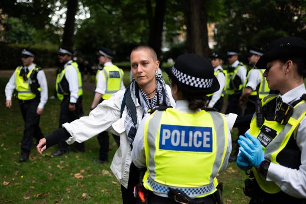Bilder des Jahres 2024, News 07 Juli News Themen der Woche KW28 News Bilder des Tages Youth Demand Demonstration in London, UK - 13 Jul 2024 A Youth Demand activist being searched by Police during the rally. Youth Demand is asking that the UK government commit to a two-way arms embargo on Israel, and stop all new oil and gas licenses. London United Kingdom Copyright: xDavidxTramontanx xSOPAxImagesx DTRAMONTAN _4583