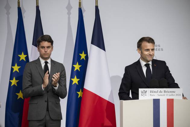 News Themen der Woche KW28 News Bilder des Tages Emmanuel Macron during reception at Hotel de Brienne for Bastille Day Parade - Paris French President Emmanuel Macron and French Prime Minister Gabriel Attal look at the Hotel de Brienne, in Paris, on July 13, 2024, ahead of the annual Bastille Day parade on July 14. Photo by Eliot Blondet ABACAPRESS.COM Paris France Copyright: xBlondetxEliot ABACAx