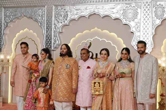Wedding red carpet of Anant Ambani & Radhika Merchant in Mumbai, India - 12 Jul 2024 L-R Akash Ambani (son of Indian businessman Mukesh Ambani), Shloka Mehta, Anant Ambani (son of Indian businessman Mukesh Ambani), Indian businessman Mukesh Ambani, Nita Ambani, Isha Ambani (daughter of Indian businessman Mukesh Ambani) and Anand Piramal (executive director of Piramal group) pose for a photo on the red carpet wedding ceremony of Anant Ambani and Radhika Merchant in Mumbai. Mumbai India Copyright: xAshishxVaishnavx xSOPAxImagesx AVaishnav_Wedding red carpet of Anant Ambani _ Radhika Merchant in Mumbai, India (12)