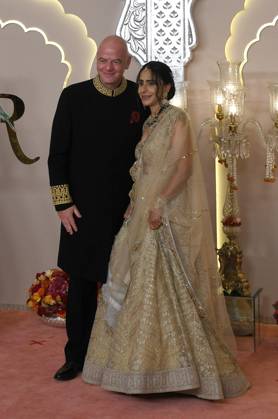 Wedding red carpet of Anant Ambani & Radhika Merchant in Mumbai, India - 12 Jul 2024 L-R FIFA s president Gianni Infantino pose for a photo with his wife Leena Al Ashqar on the red carpet wedding ceremony of Anant Ambani and Radhika Merchant in Mumbai. Mumbai India Copyright: xAshishxVaishnavx xSOPAxImagesx AVaishnav_Wedding red carpet of Anant Ambani _ Radhika Merchant in Mumbai, India (28)