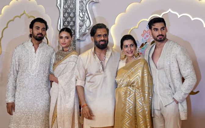 Wedding red carpet of Anant Ambani & Radhika Merchant in Mumbai, India - 12 Jul 2024 L-R Indian cricketer KL Rahul, wife and Bollywood actress Athiya Shetty, Bollywood actor Sunil Shetty, Mana Shetty and Ahan Shetty pose for a photo on the red carpet wedding ceremony of Anant Ambani and Radhika Merchant in Mumbai. Mumbai India Copyright: xAshishxVaishnavx xSOPAxImagesx AVaishnav_Wedding red carpet of Anant Ambani _ Radhika Merchant in Mumbai, India (30)