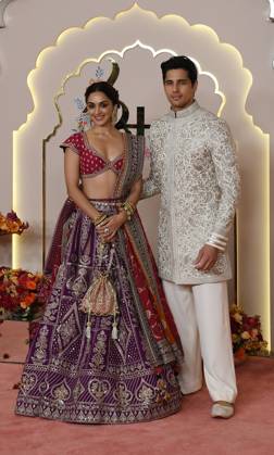 Wedding red carpet of Anant Ambani & Radhika Merchant in Mumbai, India - 12 Jul 2024 Bollywood actor Sidharth Malhotra pose for a photo with his wife and actress Kiara Advani on the red carpet wedding ceremony of Anant Ambani and Radhika Merchant in Mumbai. Mumbai India Copyright: xAshishxVaishnavx xSOPAxImagesx AVaishnav_Wedding red carpet of Anant Ambani _ Radhika Merchant in Mumbai, India (40)