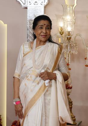Wedding red carpet of Anant Ambani & Radhika Merchant in Mumbai, India - 12 Jul 2024 Indian playback singer and entrepreneur Asha Bhosle poses for a photo on the red carpet wedding ceremony of Anant Ambani and Radhika Merchant in Mumbai. Mumbai India Copyright: xAshishxVaishnavx xSOPAxImagesx AVaishnav_Wedding red carpet of Anant Ambani _ Radhika Merchant in Mumbai, India (48)