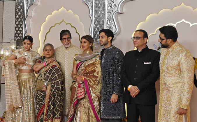 Wedding red carpet of Anant Ambani & Radhika Merchant in Mumbai, India - 12 Jul 2024 L-R You Tuber Navya Naveli Nanda, Jaya Bachchan, Bollywood actor Amitabh Bachchan, Shweta Bachchan, Agastya Nanda, Industrialist Nikhil Nanda and actor Abhishek Bachchan pose for a photo on the red carpet wedding ceremony of Anant Ambani and Radhika Merchant in Mumbai. Mumbai India Copyright: xAshishxVaishnavx xSOPAxImagesx AVaishnav_Wedding red carpet of Anant Ambani _ Radhika Merchant in Mumbai, India (53)