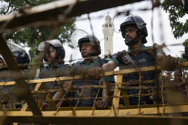Bilder des Jahres 2024, News 07 Juli News Themen der Woche KW28 News Bilder des Tages July 14, 2024, Dhaka, Dhaka, BANGLADESH: Bangladesh police officers stand on guard at the intersection during the students protest on quota reforms for civil service jobs. The students have been protesting the quota reform in government jobs in Bangladesh for the past two weeks. Dhaka BANGLADESH - ZUMAj162 20240714_zip_j162_003 Copyright: xFatima-TujxJohorax