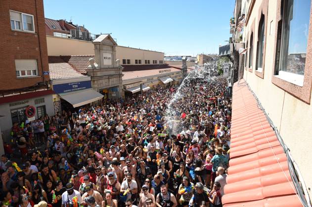 News Themen der Woche KW28 News Bilder des Tages Battleship Vallecas - Madrid Thousands of people during the Batalla Naval de Vallecas, July 14, 2024, in Madrid (Spain). This celebration, which is part of the Fiestas del Carmen 2024, is a water war that emerged in 1981 and has been held every year since then. Photo by Gustavo Valiente Europa Press ABACAPRESS.COM Madrid Spain Copyright: xEuropaxPress ABACAx
