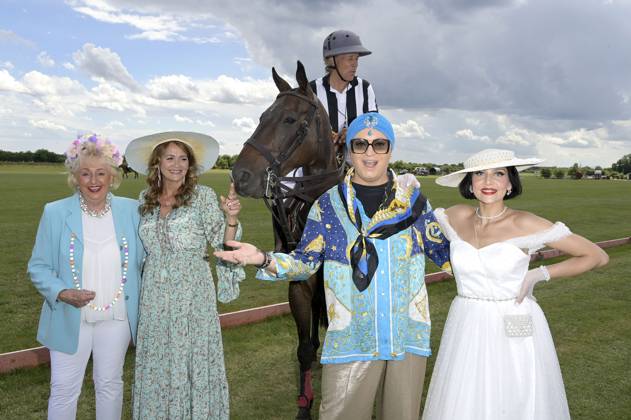 Bilder des Jahres 2024, Entertainment 07 Juli Entertainment Themen der Woche KW28 Entertainment Bilder des Tages Stefanie Simon, Christiane Zander, Julian F.M. Stoeckel und Pauline Stolze beim 4. Internationalen Ladies Cup und Hut Contest 2024 im Polo Park Seeburg Berlin. Dallgow-Döberitz, 14.07.2024