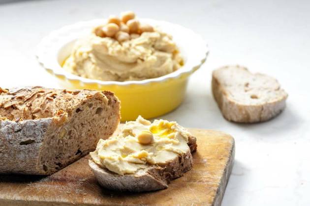  IMAGO Creative, Food, Hummus still life of hummus with bread, still life of hummus with bread, still life of hummus with bread, 10.05.2023, Copyright: xphbczx Panthermedia34680831.jpg