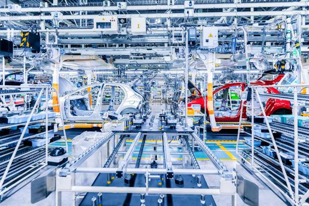 Assembling cars on conveyor line, Assembling cars on conveyor line in a car plant, Assembling cars on conveyor line in a car plant, 13.06.2023, Copyright: xzhuzhux Panthermedia35171171.jpg