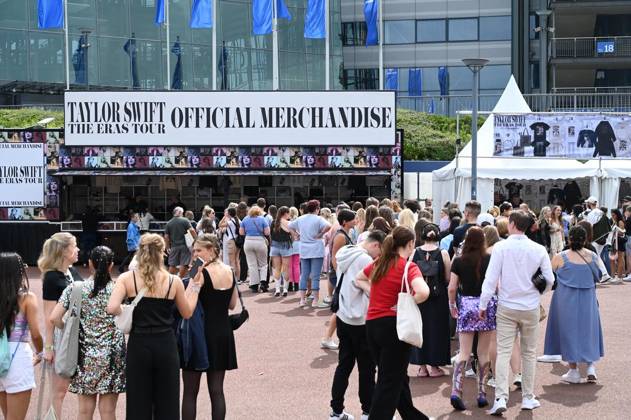 Bilder des Jahres 2024, News 07 Juli News Themen der Woche KW 29 Entertainment Bilder des Tages Taylor Swift in Gelsenkirchen ** NUR FÜR REDAKTIONELLE ZWECKE ** EDITORIAL USE ONLY **<p>Fans von Taylor Swift stehen am Mittwoch, 17. Juli 2024 in Gelsenkirchen vor der Veltins Arena. Deutschland NRW Gelsenkirchen Copyright: IngoxOtto