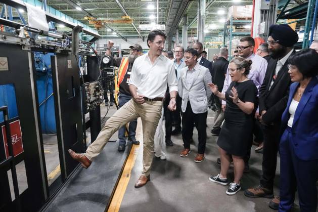 Bilder des Jahres 2024, News 07 Juli News Themen der Woche KW 29 News Bilder des Tages July 17, 2024, Toronto, On, CAN: Prime Minister Justin Trudeau pretends to put his foot in a sliding door as Deputy Prime Minister and Minister of Finance, Chrystia Freeland, and Toronto Mayor Olivia Chow, look on, during a visit to a Toronto Transit Commission yard in Toronto on Wednesday, July 17, 2024. Toronto CAN - ZUMAc35_ 20240717_zaf_c35_019 Copyright: xChrisxYoungx