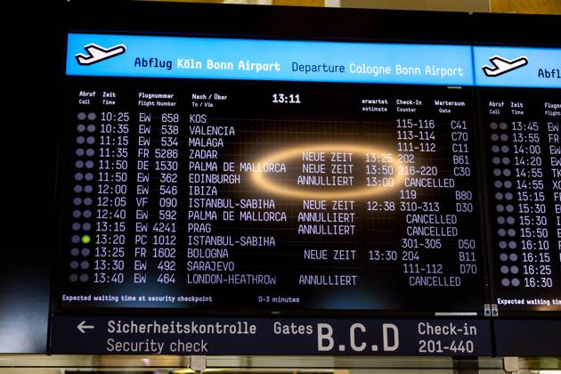 Bilder des Jahres 2024, News 07 Juli News Themen der Woche KW 29 News Bilder des Tages Weltweite IT Panne. Auswirkungen für den Flughafen Köln Bonn 19.07.2024. Annuliert, Neue Zeit, Canceled auf den Anzeigetafeln in den Terminals - Die Software Update Panne von der Firma CrowdStrike auf Microsoft Systemen hat auch für Ausfälle beim Check In beim Flughafen Köln Bonn (Airport CGN) gesorgt. Ausgerechnet am stärksten Tag mit den meisten Abfertigungen des Jahres kam es zu zusätzlichen Beeinträchtigungen (Airport CGN) gesorgt. Köln Nordrhein-Westfalen Deutschland Copyright: xBonn.digitalx xMarcxJohnx
