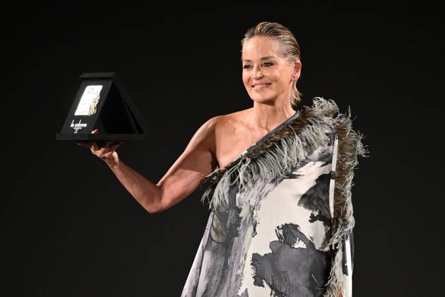 Entertainment Bilder des Tages Taormina Filmfestival, Sharon Stone mit Preis für ihr Lebenswerk ausgezeichnet July 19, 2024, Taormina, Italia: US actress Sharon Stone receives the Cariddi d oro lifetime achievement award at the Ancient Theatre of Taormina during the 70th Annual Taormina Film Festival. Taormina, Sicily Island, Italy, 19 July 2024..ANSA CARMELO IMBESI Taormina Italia  - ZUMAa110 20240719_zaf_a110_020 Copyright: xCarmeloxImbesix
