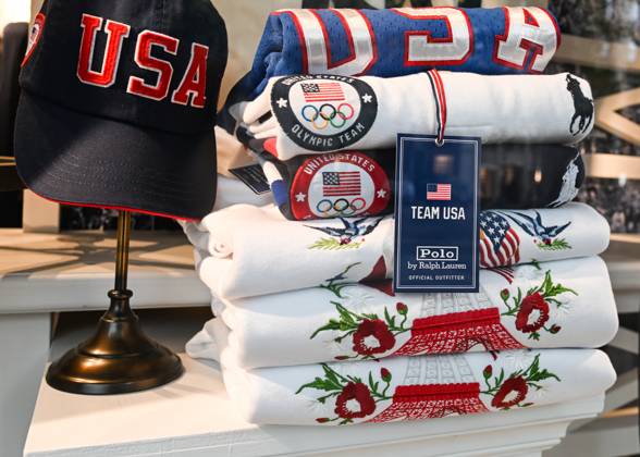 Daily Life In Paris On The Eve Of The Olympics PARIS, FRANCE - JULY 15: Windows of the Ralph Lauren boutique in the 8th arrondissement of Paris, decorated with Olympic US Team clothing, on July 15, 2024, in Paris France. Paris France Copyright: xArturxWidakx originalFilename: widak-dailylif240715_np4eQ
