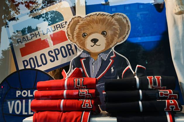 Daily Life In Paris On The Eve Of The Olympics PARIS, FRANCE - JULY 15: Windows of the Ralph Lauren boutique in the 8th arrondissement of Paris, decorated with Olympic US Team clothing, on July 15, 2024, in Paris France. Paris France Copyright: xArturxWidakx originalFilename: widak-dailylif240715_np61l