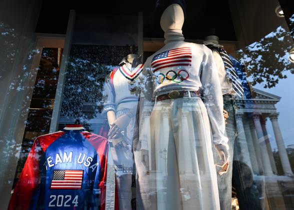 Daily Life In Paris On The Eve Of The Olympics PARIS, FRANCE - JULY 15: Windows of the Ralph Lauren boutique in the 8th arrondissement of Paris, decorated with Olympic US Team clothing, on July 15, 2024, in Paris France. Paris France Copyright: xArturxWidakx originalFilename: widak-dailylif240715_npEYG