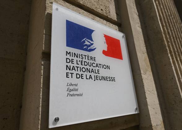 Daily Life In Paris On The Eve Of The Olympics PARIS, FRANCE - JULY 15: A plaque from the Ministry of National Education and Youth, on July 15, 2024, in Paris France. Paris France Copyright: xArturxWidakx originalFilename: widak-dailylif240715_npvYA