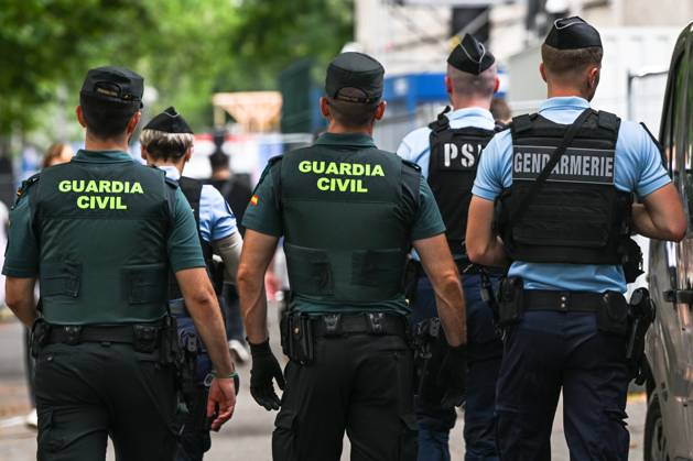 Daily Life In Paris On The Eve Of The Olympics PARIS, FRANCE - JULY 16: Spanish Guardia Civil officers patrolling in central Paris alongside their French Gendarmerie colleagues, on July 16, 2024, in Paris France. More than 300 Spanish police officers, including 171 National Police and 142 Guardia Civil, will join the Games in Paris to support the French police Paris France Copyright: xArturxWidakx originalFilename: widak-dailylif240716_npFNa