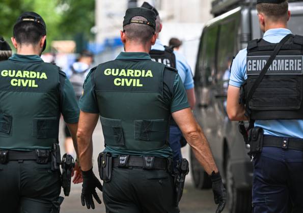 Daily Life In Paris On The Eve Of The Olympics PARIS, FRANCE - JULY 16: Spanish Guardia Civil officers patrolling in central Paris alongside their French Gendarmerie colleagues, on July 16, 2024, in Paris France. More than 300 Spanish police officers, including 171 National Police and 142 Guardia Civil, will join the Games in Paris to support the French police Paris France Copyright: xArturxWidakx originalFilename: widak-dailylif240716_npWlH