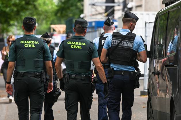 Daily Life In Paris On The Eve Of The Olympics PARIS, FRANCE - JULY 16: Spanish Guardia Civil officers patrolling in central Paris alongside their French Gendarmerie colleagues, on July 16, 2024, in Paris France. More than 300 Spanish police officers, including 171 National Police and 142 Guardia Civil, will join the Games in Paris to support the French police Paris France Copyright: xArturxWidakx originalFilename: widak-dailylif240716_nplHk