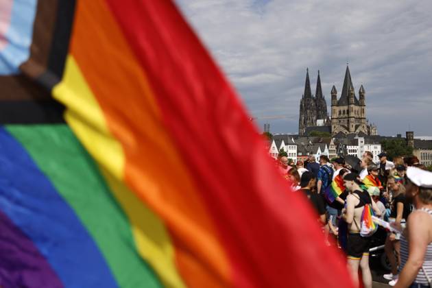 Bilder des Jahres 2024, News 07 Juli News Themen der Woche KW 29 News Bilder des Tages Regenbogenfarben vor dem Kölner Dom zu sehen bei der CSD-Parade im Rahmen des Cologne Pride 2024. Köln, 21.07.2024 NRW Deutschland Copyright: xChristophxHardtx