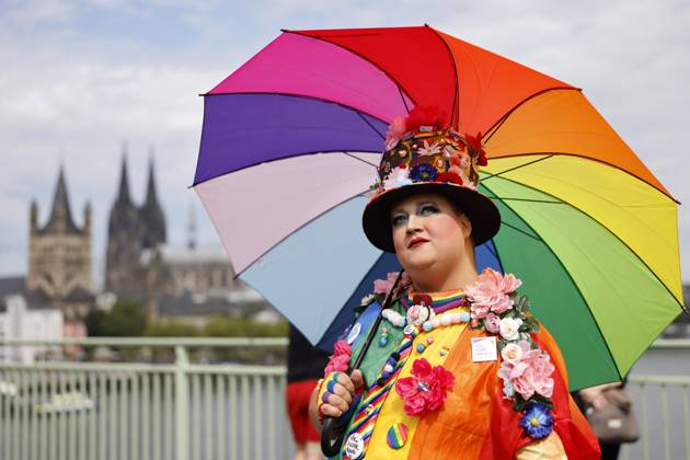Ein Teilnehmer der Demo posiert mit Regenbogenfarben-Outfit vor dem Kölner Dom zu sehen bei der CSD-Parade im Rahmen des Cologne Pride 2024. Köln, 21.07.2024 NRW Deutschland Copyright: xChristophxHardtx