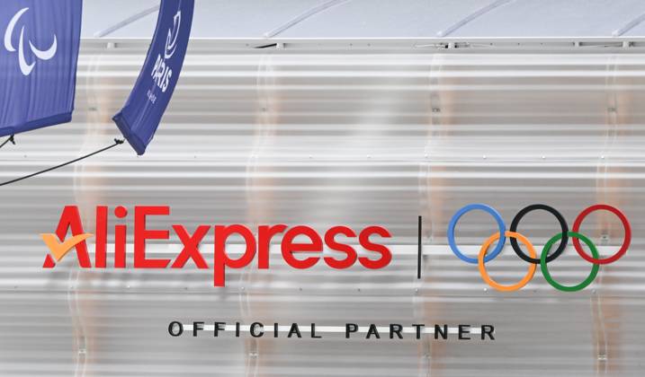 Daily Life In Paris On The Eve Of The Olympics PARIS, FRANCE - JULY 17: Logo of AliExpress, an online retail service based in China and owned by the Alibaba Group, and the Worldwide Olympic TOP Partner for e-commerce platform services, on July 17, 2024, in Paris France. Paris France Copyright: xArturxWidakx originalFilename: widak-dailylif240717_nplCw