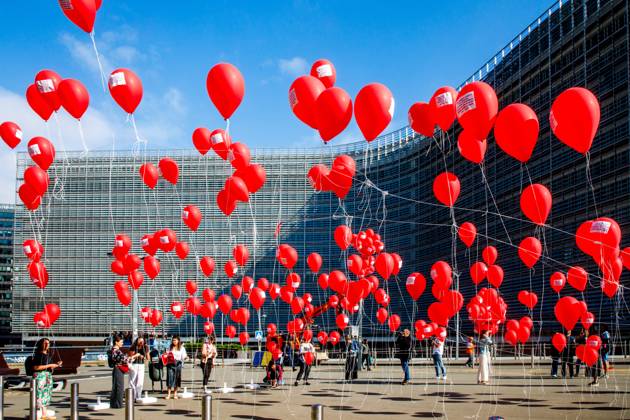 Bilder des Jahres 2024, News 07 Juli News Themen der Woche KW 30 News Bilder des Tages FOCUS COVERAGE REQUESTED TO BELGA A protest action is organized by Handicap International to demand a ceasefire in Gaza and support Palestinian citizens, Monday 22 July 2024 in Brussels. The activists released 290 balloons in front of the European Council building, where a European summit is also taking place at that moment. Each balloon symbolizes 1 day of the war and contains a testimony or name of a victim.  HATIMxKAGHAT 96871148