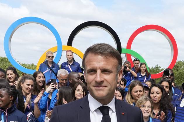Bilder des Jahres 2024, News 07 Juli News Themen der Woche KW 30 News Bilder des Tages Le prÃ sident Emmanuel Macron visite le village olympique des JO Paris 2024 Ã Saint Denis French President Emmanuel Macron leaves after posing with French athletes as he visits the Olympic Village, at the 2024 Summer Olympics, Monday, July 22, 2024, in Paris, France AP Photo Michel Euler, Pool Saint Denis France  Copyright: xMichelxEuler Pool BestimagexMichelxEuler Pool Bestimagex