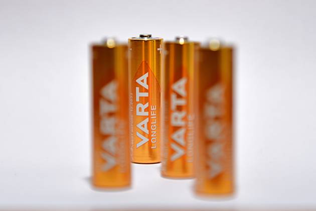 21.7.2024 Batteriehersteller Varta Symbol. Varta AG Das Unternehmen aus Ellwangen produziert Batterien, darunter uch Hochleistungsbatterien für Porsche, steckt in finantiellen Schwierigkeiten, ist hochverschuldet. Heidelberg Rohrbach Baden Württemberg Deutschland