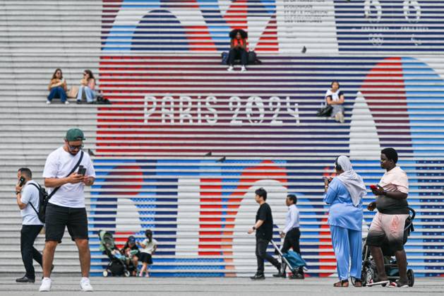 Daily Life In Paris On The Eve Of The Olympics PARIS, FRANCE - JULY 22: People gather around the steps of the Grande Arche adorned with Olympic-themed graphics, celebrating the upcoming Paris 2024 Olympic Games, on July 22, 2024, in Paris France. Paris France Copyright: xArturxWidakx originalFilename: widak-dailylif240722_np3r1