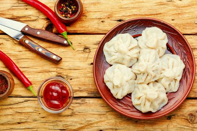 IMAGO Creative, Food, Dumplings Georgian dumplings khinkali with greens and tomato sauce.Georgian cuisine. Khinkali or georgian dumpling ,model released, Symbolfoto