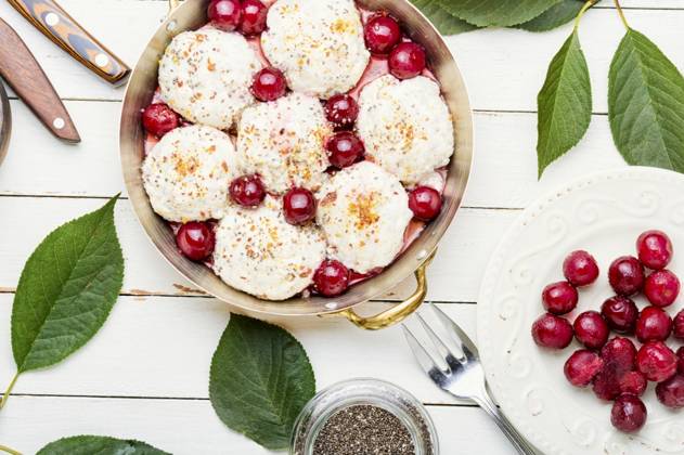 IMAGO Creative, Food, Dumplings Dumplings or knedliky with cherry filling.National dish of Czech and Slovak cuisine. Czech dumplings in cherry sauce ,model released, Symbolfoto