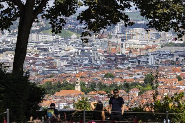 Stadtansicht Stuttgart. Ausblick auf die Innenstadt mit den zentralen Sehenswürdigkeiten wie Stiftskirche, Rathausturm Schlossplatz und Neues Schloss. 19.07.2024: Stuttgart, Baden-Württemberg, Deutschland,