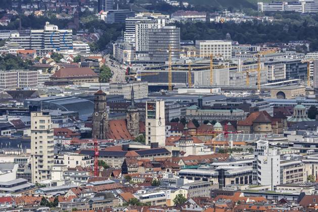 Stadtansicht Stuttgart. Ausblick auf die Innenstadt mit den zentralen Sehenswürdigkeiten wie Stiftskirche, Rathausturm Schlossplatz und Neues Schloss. 19.07.2024: Stuttgart, Baden-Württemberg, Deutschland,