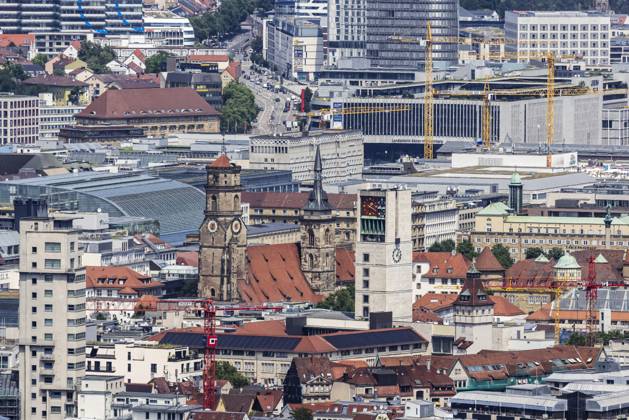 Stadtansicht Stuttgart. Ausblick auf die Innenstadt mit den zentralen Sehenswürdigkeiten wie Stiftskirche, Rathausturm Schlossplatz und Neues Schloss. 19.07.2024: Stuttgart, Baden-Württemberg, Deutschland,