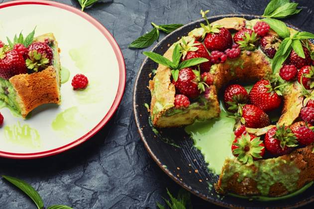 Appetizing pie with summer berries. Homemade cake with raspberries and strawberries. Summer berry cake ,model released, Symbolfoto
