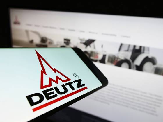 Stuttgart, Germany, 06-12-2022: Mobile phone with logo of German engine company Deutz AG on screen in front of business website. Focus on center of phone display, Europe Copyright: imageBROKER TimonxSchneider ibliqx10689638.jpg