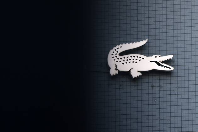 Lacoste-Logo auf der Wand eines Bekleidungsgeschäfts in Köln. Lacoste ist eine international bekannte französische Bekleidungsmarke, deren Logo ein Krokodil ist. (Themenbild, Symbolbild) Köln, 24.07.2024 NRW Deutschland Copyright: xChristophxHardtx